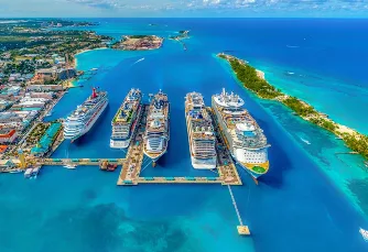 Vista aérea del puerto de cruceros de Miami con cinco barcos amarrados sobre el mar turquesa